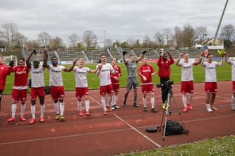 Spieler von Rot-Weiss Essen halten sich an den Händen: Der Verein hofft auf Zusammenhalt in der Corona-Krise.