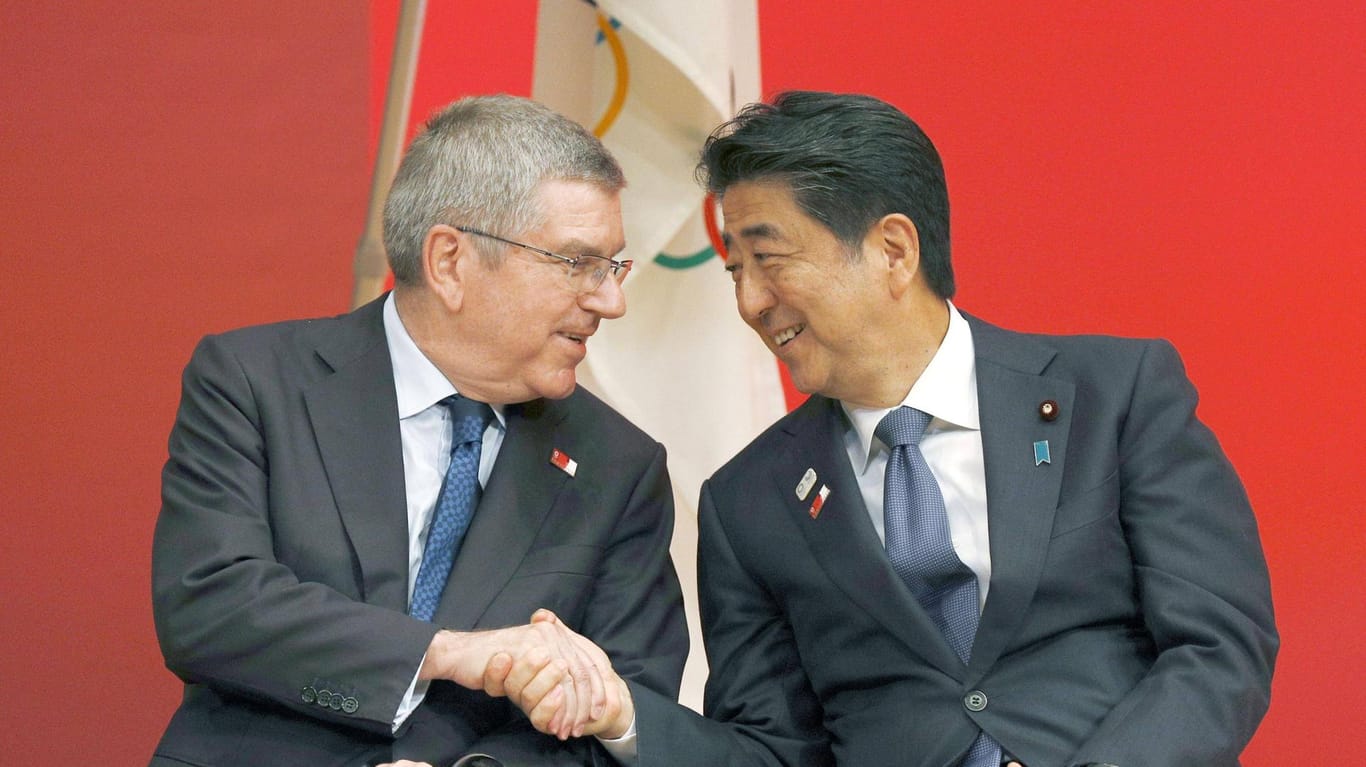 IOC-Präsident Bach (li.) und Japans Premierminister Abe (re) haben sich auf eine Verschiebung der Olympischen Spiele geeinigt.