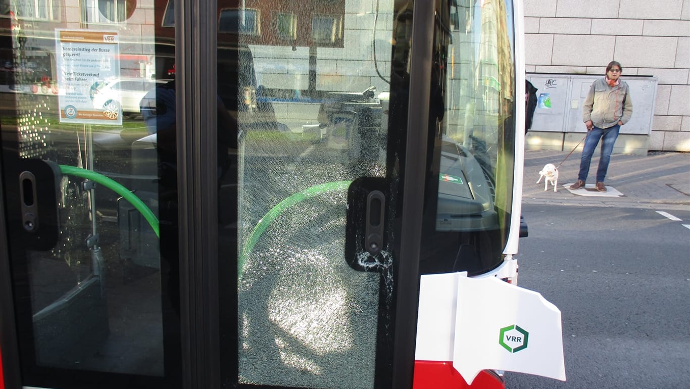 Die zerstörte Scheibe eines Busses: Ein Fußgänger hat mit einer Bierflasche einen Bus in Hagen beschädigt.
