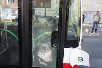 Die zerstörte Scheibe eines Busses: Ein Fußgänger hat mit einer Bierflasche einen Bus in Hagen beschädigt.