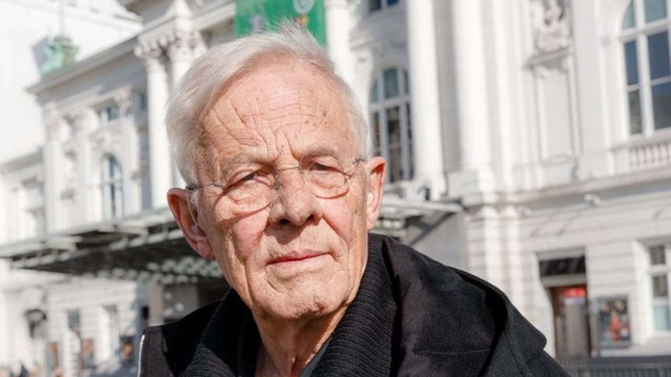 Rolf Becker vor dem Hamburger Schauspielhaus.