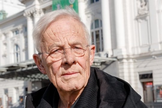 Rolf Becker vor dem Hamburger Schauspielhaus.