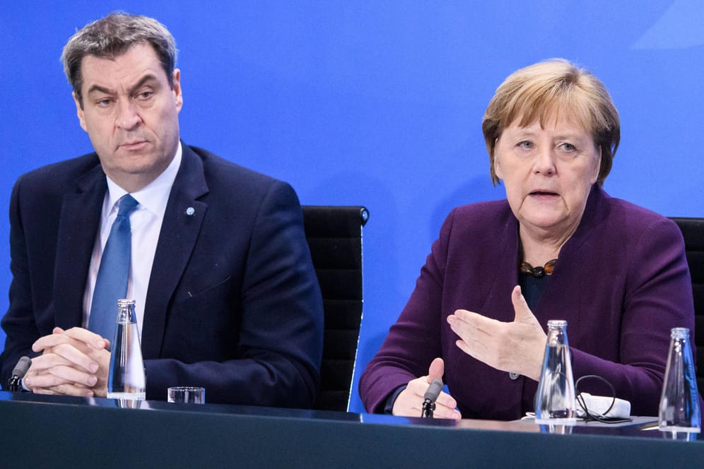 Markus Söder und Angela Merkel bei einer gemeinsamen Pressekonferenz: Die Beliebtheit beider Regierungschefs steigt in der Corona-Krise.