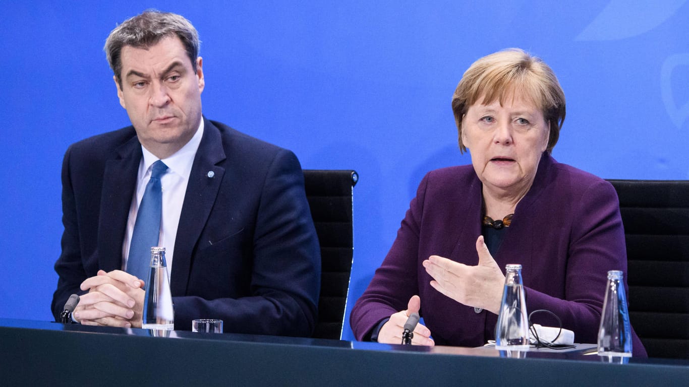 Markus Söder und Angela Merkel bei einer gemeinsamen Pressekonferenz: Die Beliebtheit beider Regierungschefs steigt in der Corona-Krise.