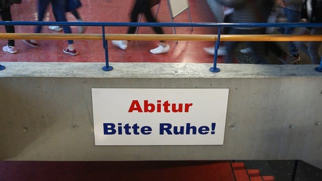 Die Abiturprüfungen sollen wegen der Corona-Krise in Schleswig-Holstein abgesagt werden. Die Abiturprüfungen sollen wegen der Corona-Krise in Schleswig-Holstein abgesagt werden.
