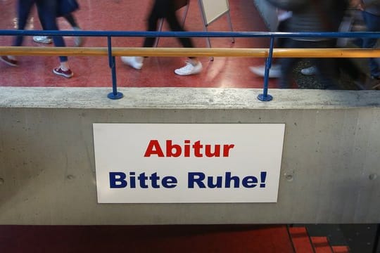 Die Abiturprüfungen sollen wegen der Corona-Krise in Schleswig-Holstein abgesagt werden.