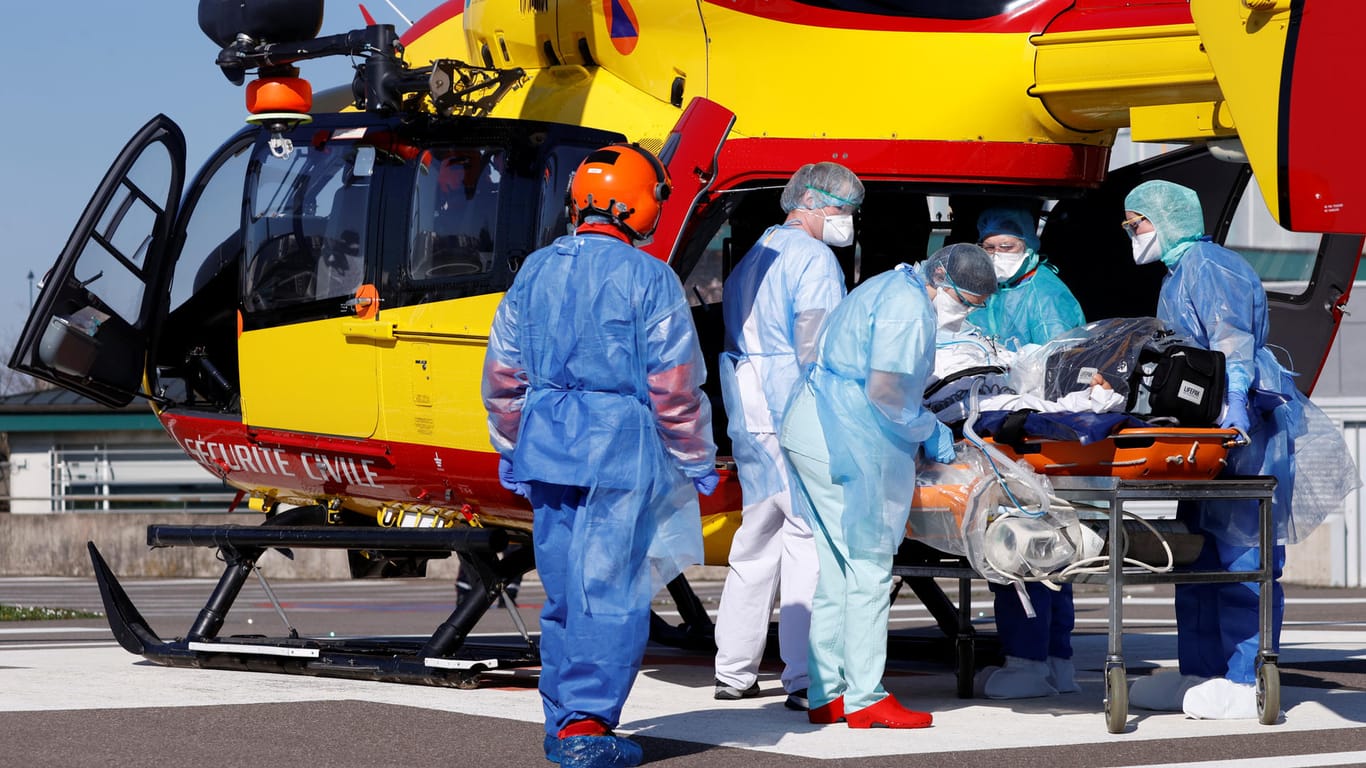 Strasbourg, Frankreich: Ein Patient wird für den Transport per Hubschrauber nach Pforzheim vorbereitet. Im Elsass wütet das Coronavirus besonders schlimm.