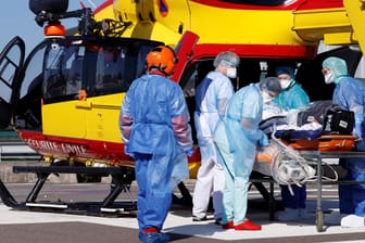 Strasbourg, Frankreich: Ein Patient wird für den Transport per Hubschrauber nach Pforzheim vorbereitet. Im Elsass wütet das Coronavirus besonders schlimm.