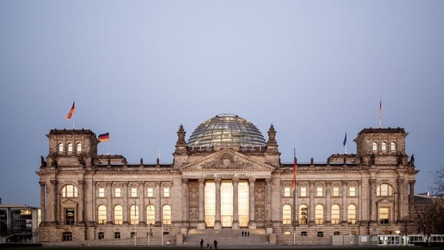 Um die Ausbreitung des Coronavirus zu verlangsamen, ist das öffentliche Leben bereits erheblich eingeschränkt worden. Um die Ausbreitung des Coronavirus zu verlangsamen, ist das öffentliche Leben bereits erheblich eingeschränkt worden.
