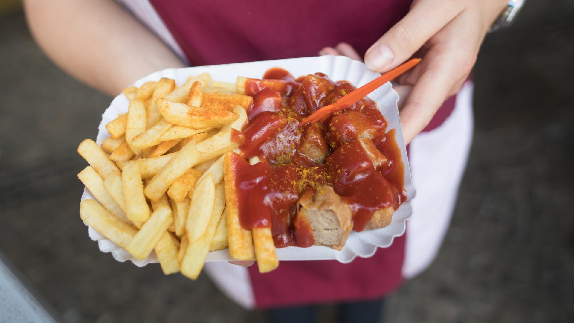 Currywurst und Pommes in einer weißen Pappschale: Die "Berliner Currywurst ohne Darm" darf nur noch in der Hauptstadt hergestellt werden.