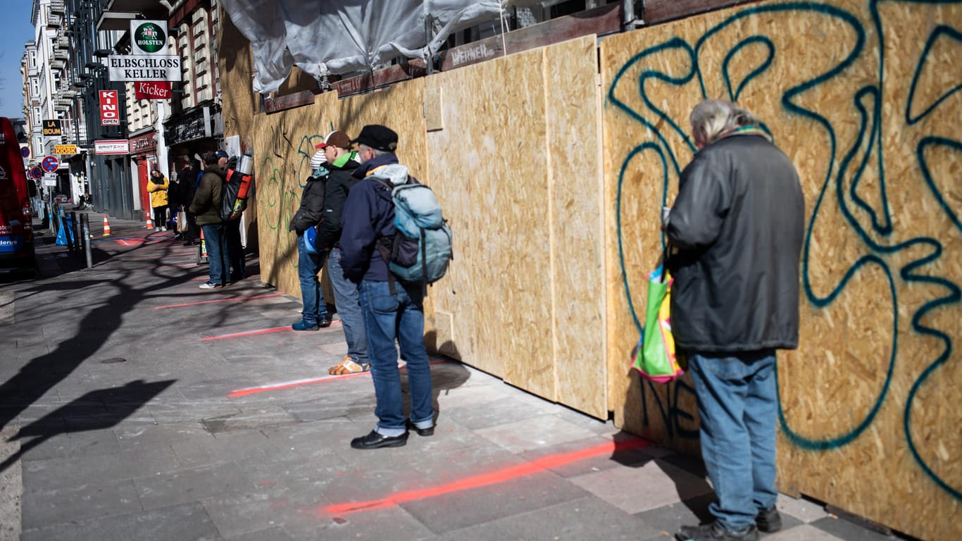 Obdachlose und Bedürftige stehen vor der Kneipe "Elbschlosskeller": Hier bekommen sie Verpflegung.