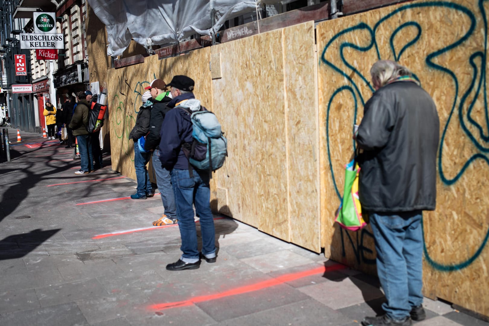 Obdachlose und Bedürftige stehen vor der Kneipe "Elbschlosskeller": Hier bekommen sie Verpflegung.