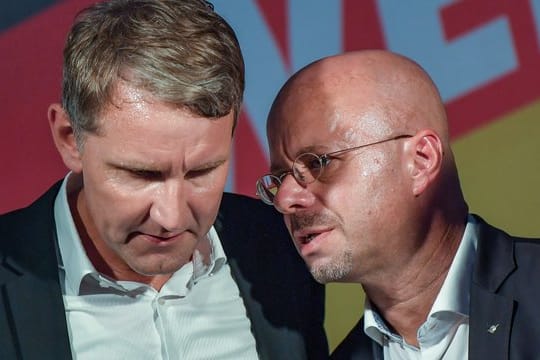 Björn Höcke (l, AfD) und Andreas Kalbitz (AfD): Auf Facebook wurde ein Brief an die "Freunde des Flügels" veröffentlicht.