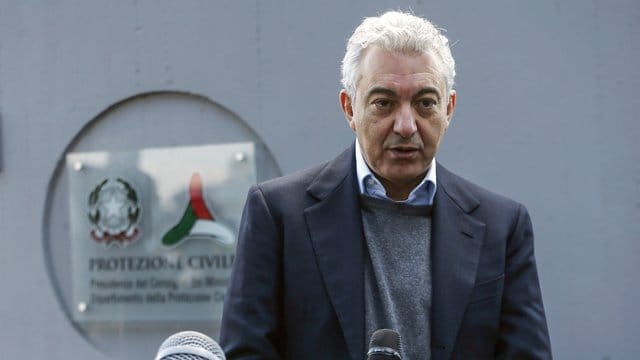 Domenico Arcuri, der italienische Sonderbeauftragte für Covid-19, bei einer Pressekonferenz vor dem Hauptquartier des Katastrophenschutzes. Domenico Arcuri, der italienische Sonderbeauftragte für Covid-19, bei einer Pressekonferenz vor dem Hauptquartier des Katastrophenschutzes.