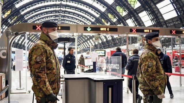 Soldaten der italienischen Armee am Hauptbahnhof von Mailand. Soldaten der italienischen Armee am Hauptbahnhof von Mailand.