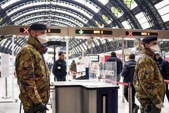 Soldaten der italienischen Armee am Hauptbahnhof von Mailand.
