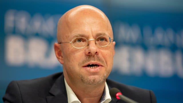 Andreas Kalbitz Mitte Dezember während einer Pressekonferenz der AfD im Landtag in Potsdam. Andreas Kalbitz Mitte Dezember während einer Pressekonferenz der AfD im Landtag in Potsdam.