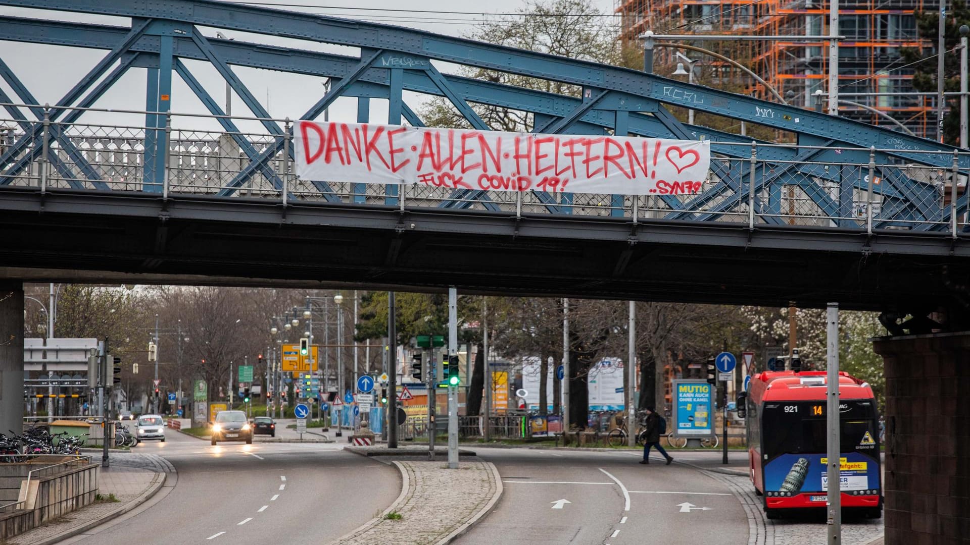 Banner in Freiburg: Viele bekunden in diesen Tagen Solidarität mit Krankenpflegern, Ärzten und anderen, ohne die das System zusammenbrechen würde.