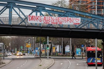 Banner in Freiburg: Viele bekunden in diesen Tagen Solidarität mit Krankenpflegern, Ärzten und anderen, ohne die das System zusammenbrechen würde.
