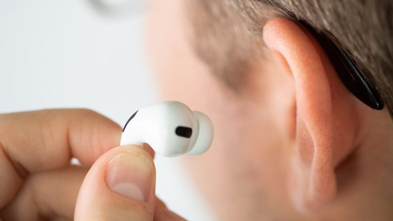 Einmal ausprobieren, bitte: Bei In-Ohr-Kopfhörern sollten Käufer nicht nur auf die technische Ausstattung, sondern auch auf den Tragekomfort großen Wert legen.