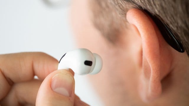 Einmal ausprobieren, bitte: Bei In-Ohr-Kopfhörern sollten Käufer nicht nur auf die technische Ausstattung, sondern auch auf den Tragekomfort großen Wert legen. Einmal ausprobieren, bitte: Bei In-Ohr-Kopfhörern sollten Käufer nicht nur auf die technische Ausstattung, sondern auch auf den Tragekomfort großen Wert legen.