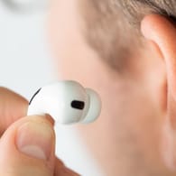 Einmal ausprobieren, bitte: Bei In-Ohr-Kopfhörern sollten Käufer nicht nur auf die technische Ausstattung, sondern auch auf den Tragekomfort großen Wert legen.