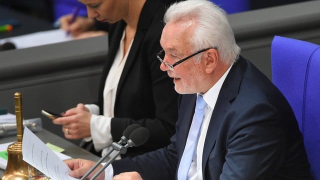 "Wir haben eine Lage, in der aktuell schnell gesetzliche Grundlagen geschaffen werden müssen, damit die Exekutive handlungsfähig bleibt", sagt Kubicki. "Wir haben eine Lage, in der aktuell schnell gesetzliche Grundlagen geschaffen werden müssen, damit die Exekutive handlungsfähig bleibt", sagt Kubicki.