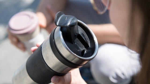 Thermobecher sollten den Kaffee möglichst lange warm halten.