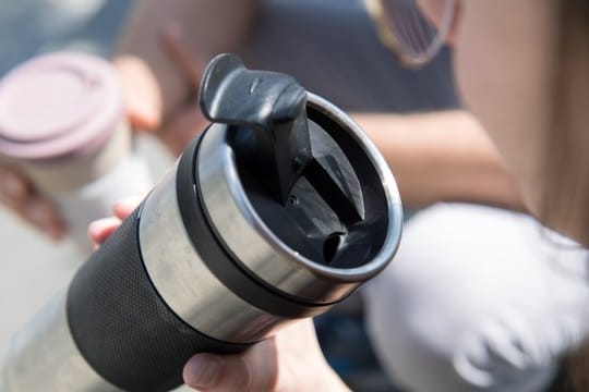 Thermobecher sollten den Kaffee möglichst lange warm halten.