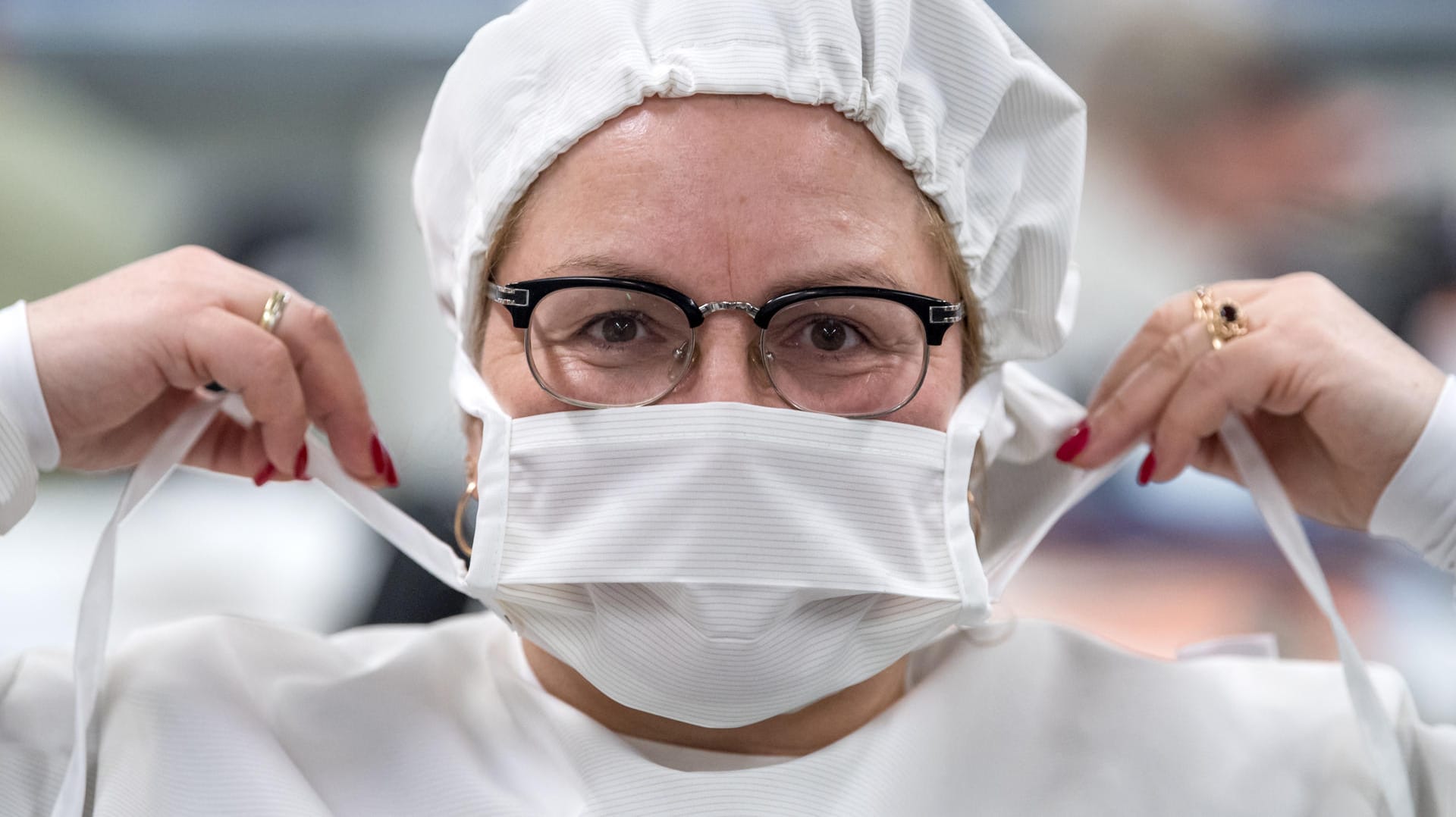 Schutzkleidung und eine Mundschutzmaske (Symbolbild): Was vielen Krankenhäusern bislang zu teuer war, wird in der Coronakrise interessant.