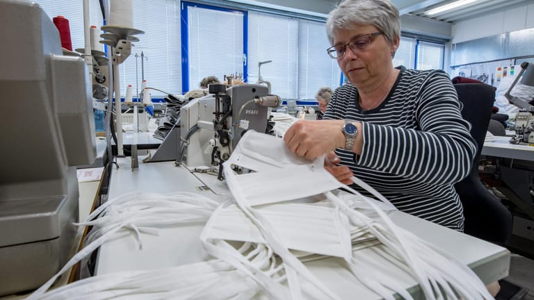 Eine Mitarbeiterin des Textilunternehmens Brändl in Geyer näht Mundschutzmasken: Viele Textilbetriebe stellen in der Krise auf Schutzkleidung um.