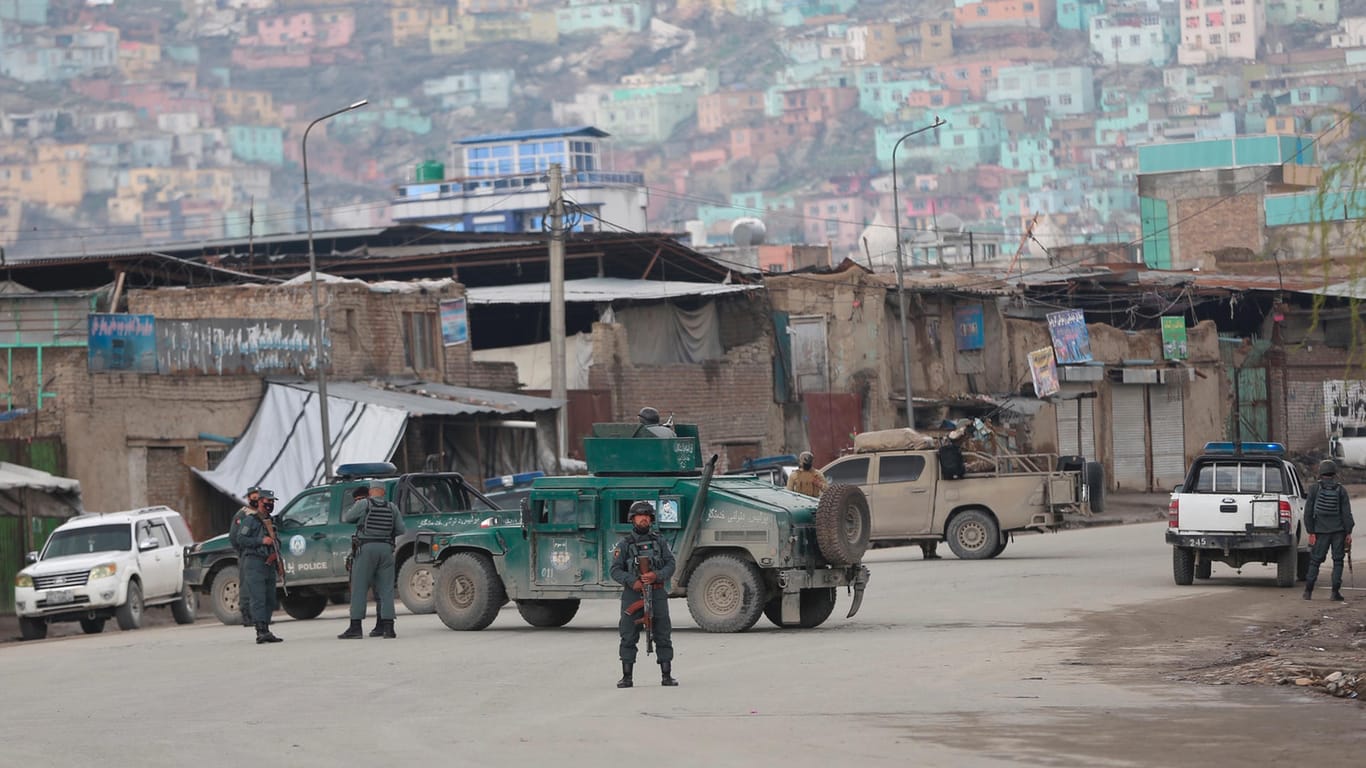 Die afghanische Polizei sichert den Ort des Anschlags in Kabul ab. Mehrere Attentäter haben einen Tempel der Sikh-Religion in Kabul angegriffen und Geiseln genommen.