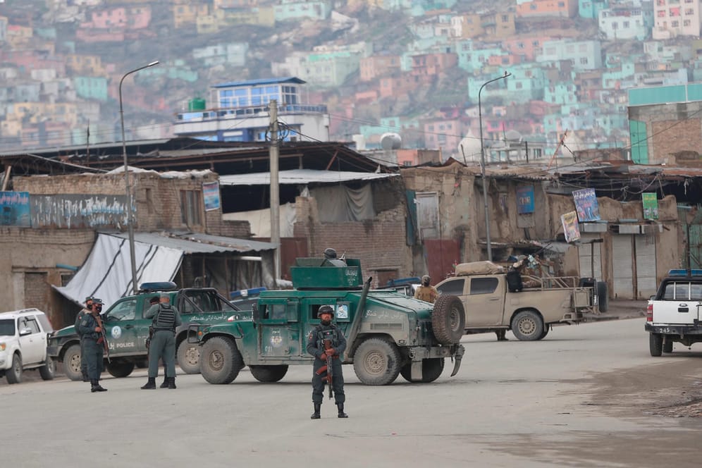 Die afghanische Polizei sichert den Ort des Anschlags in Kabul ab. Mehrere Attentäter haben einen Tempel der Sikh-Religion in Kabul angegriffen und Geiseln genommen.