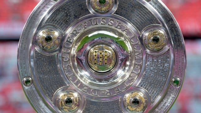 Die DFL hofft, dass der Spielbetrieb wieder im Mitte Mai aufgenommen werden kann. Die DFL hofft, dass der Spielbetrieb wieder im Mitte Mai aufgenommen werden kann.
