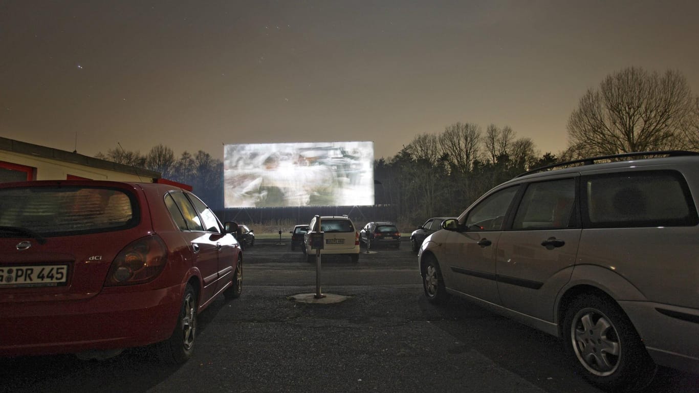 Ein Film wird im Autokino in Gravenbruch bei Frankfurt gezeigt: Das Autokino in Essen ist noch geöffnet.