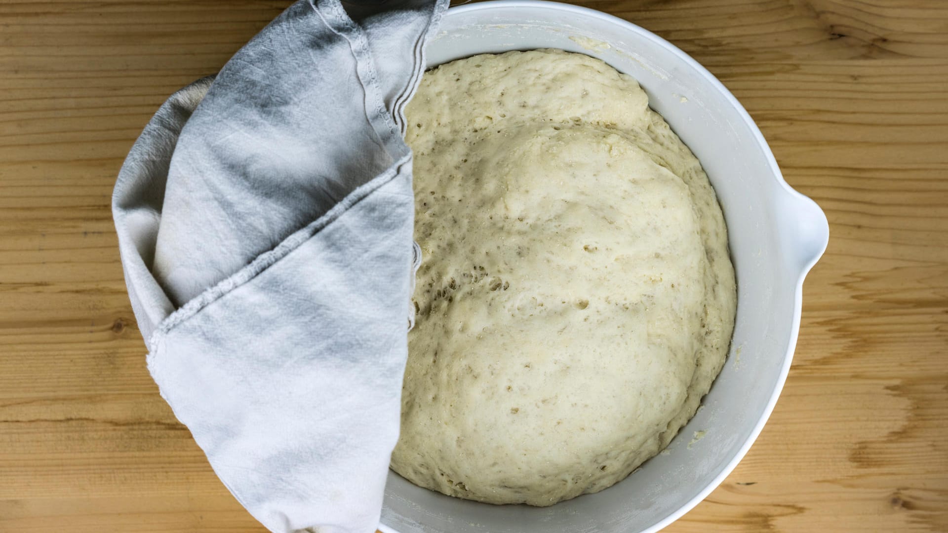 Hefeteig: Wer den Hefeteig nicht am selben Tag backen möchte, kann ihn für kurze Zeit im Kühlschrank lagern.