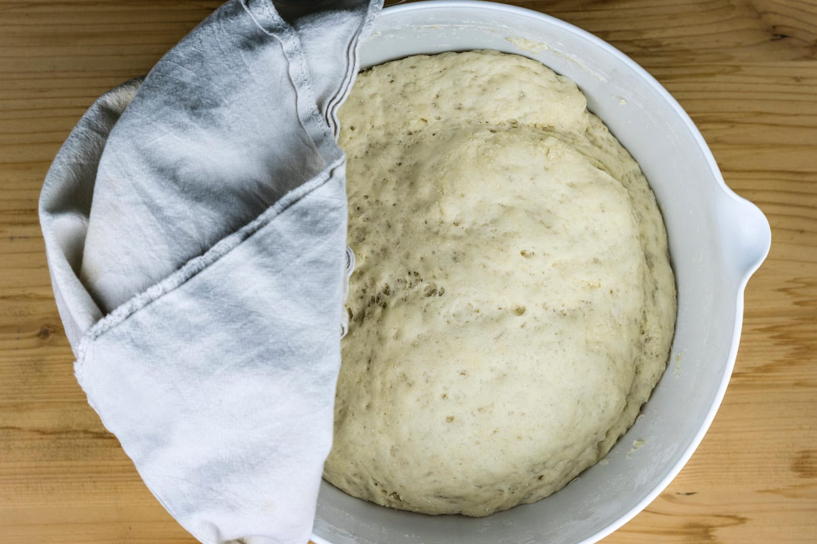 Hefeteig: Wer den Hefeteig nicht am selben Tag backen möchte, kann ihn für kurze Zeit im Kühlschrank lagern.