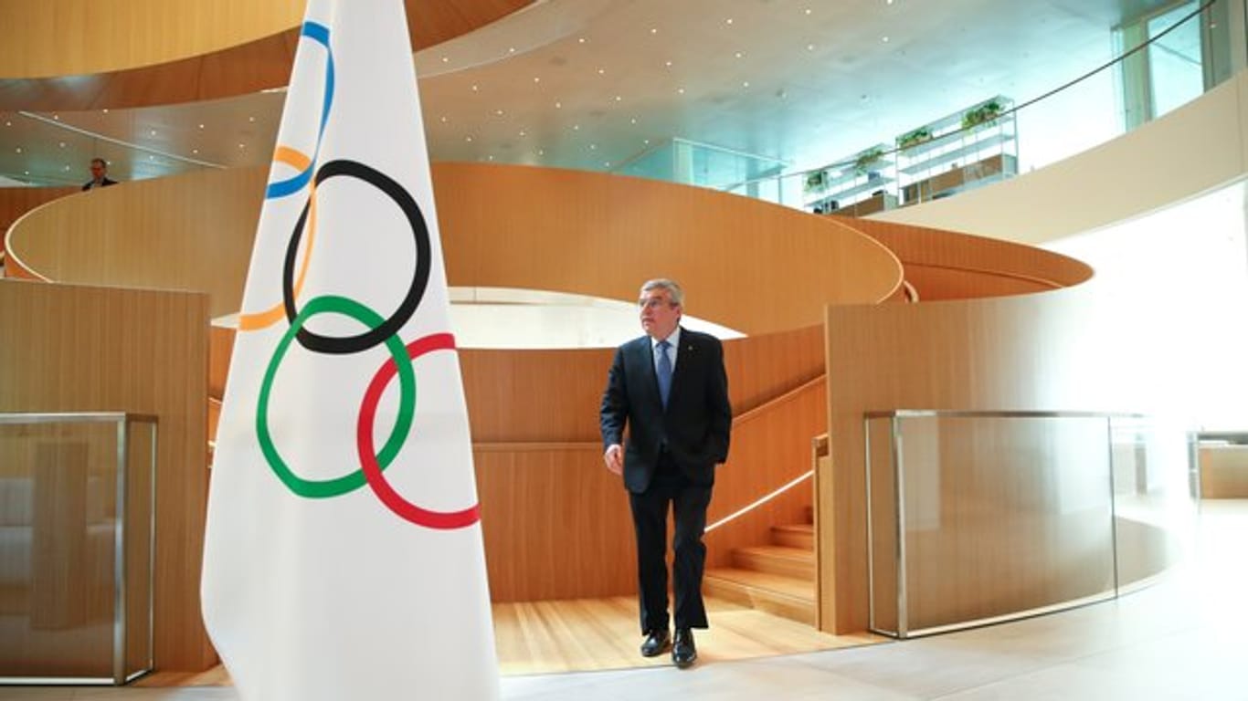 IOC-Präsident Thomas Bach auf dem Weg zu einem Interview.
