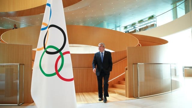 IOC-Präsident Thomas Bach auf dem Weg zu einem Interview.