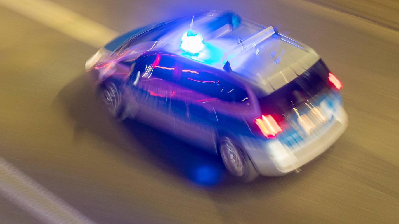 Einsatzfahrzeug der Berliner Polizei mit Blaulicht: Beamte stoppten ein Porschefahrerin auf der Stadtautobahn.