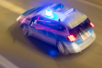 Einsatzfahrzeug der Berliner Polizei mit Blaulicht: Beamte stoppten ein Porschefahrerin auf der Stadtautobahn.