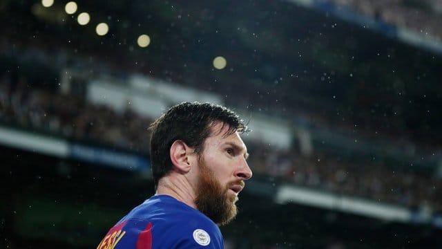 Barcelonas Superstar Lionel Messi hat Geld an Krankenhäuser gespendet. Barcelonas Superstar Lionel Messi hat Geld an Krankenhäuser gespendet.