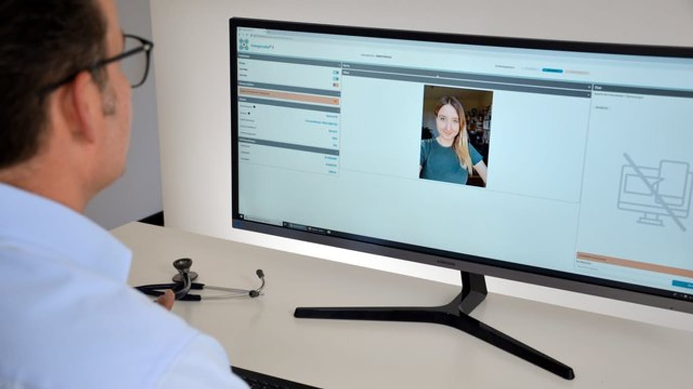 Ein Arzt und eine Patientin im Live-Video-Chat über das System "EmergencyEye" des Start-Up-Unternehmens Corevas.