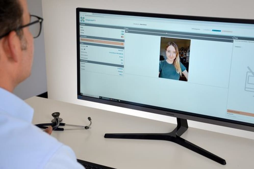 Ein Arzt und eine Patientin im Live-Video-Chat über das System "EmergencyEye" des Start-Up-Unternehmens Corevas.
