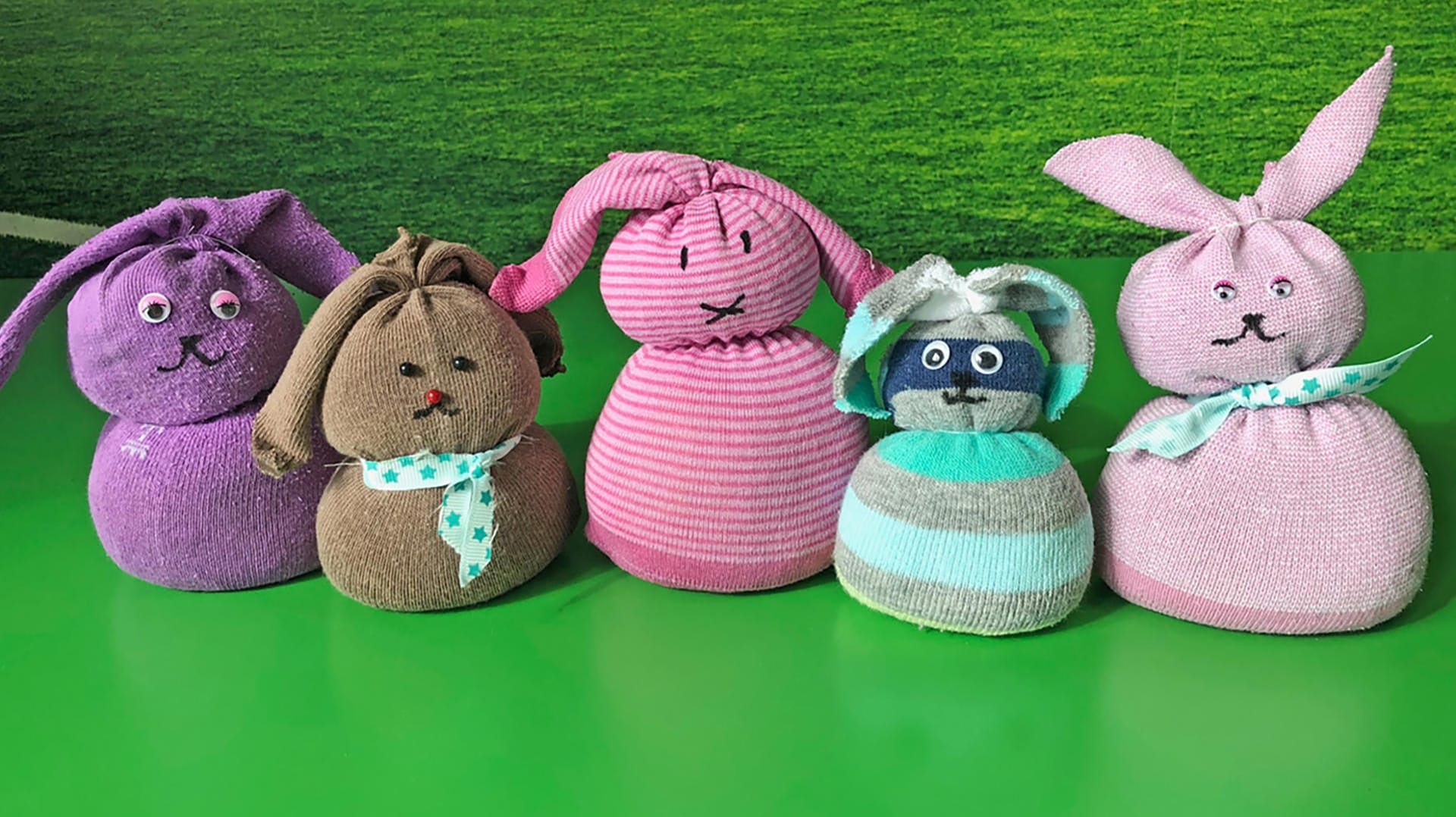 Basteltipps für Kinder: Passend zur Jahreszeit können Sie Osterhasen aus Socken herstellen.