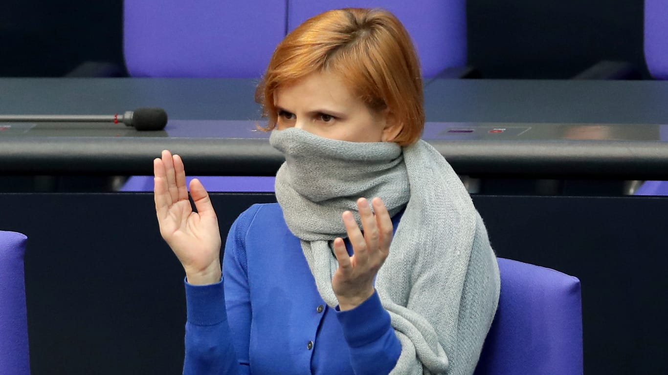 Linken-Chefin Katja Kipping hat zwar keine Schutzmaske, trägt aber ihren Schal vor das Gesicht gezogen.