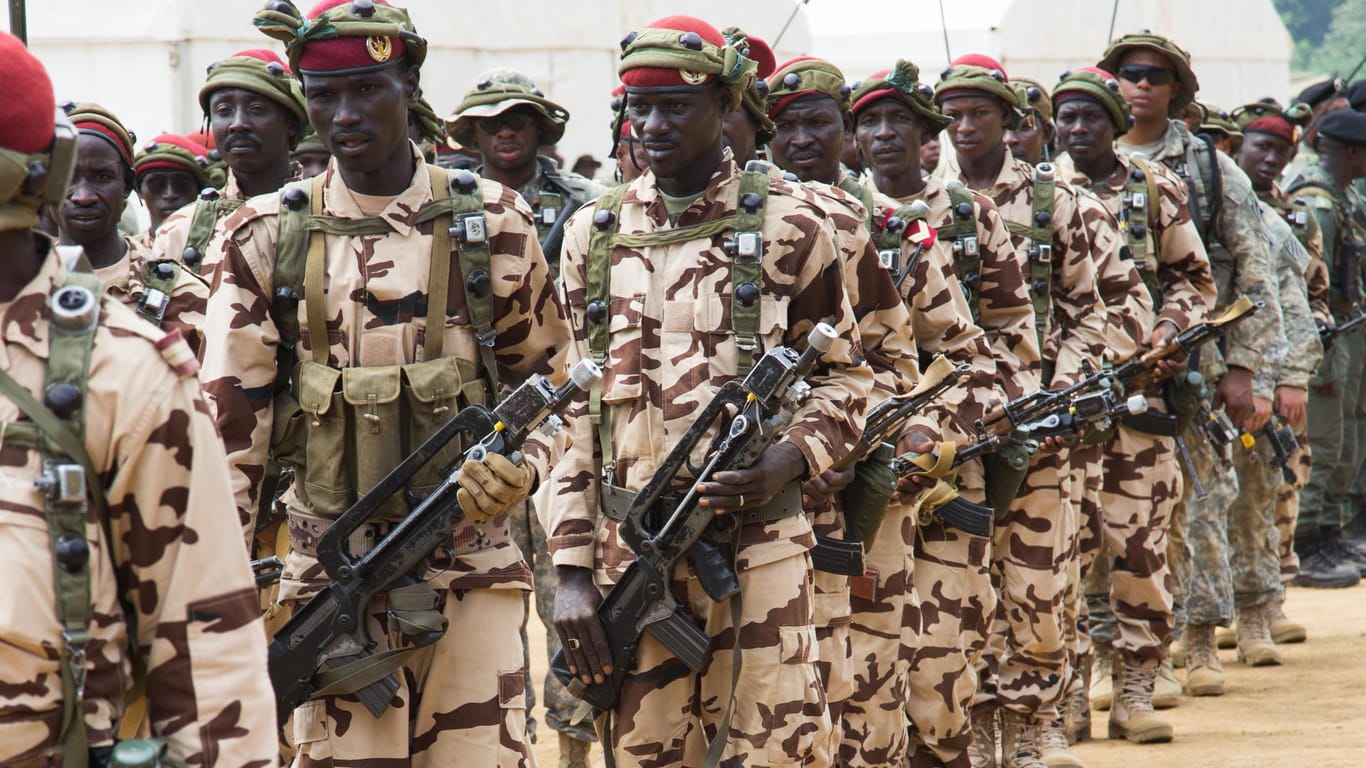 Soldaten im Tschad: Fast 100 Männer sind von der Dschihadistenmiliz getötet worden. (Symbolbild)