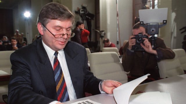 Alfred Gomolka: Der erste Ministerpräsident in Mecklenburg-Vorpommern musste bereits nach kurzer Zeit seinen Posten räumen. Alfred Gomolka: Der erste Ministerpräsident in Mecklenburg-Vorpommern musste bereits nach kurzer Zeit seinen Posten räumen.