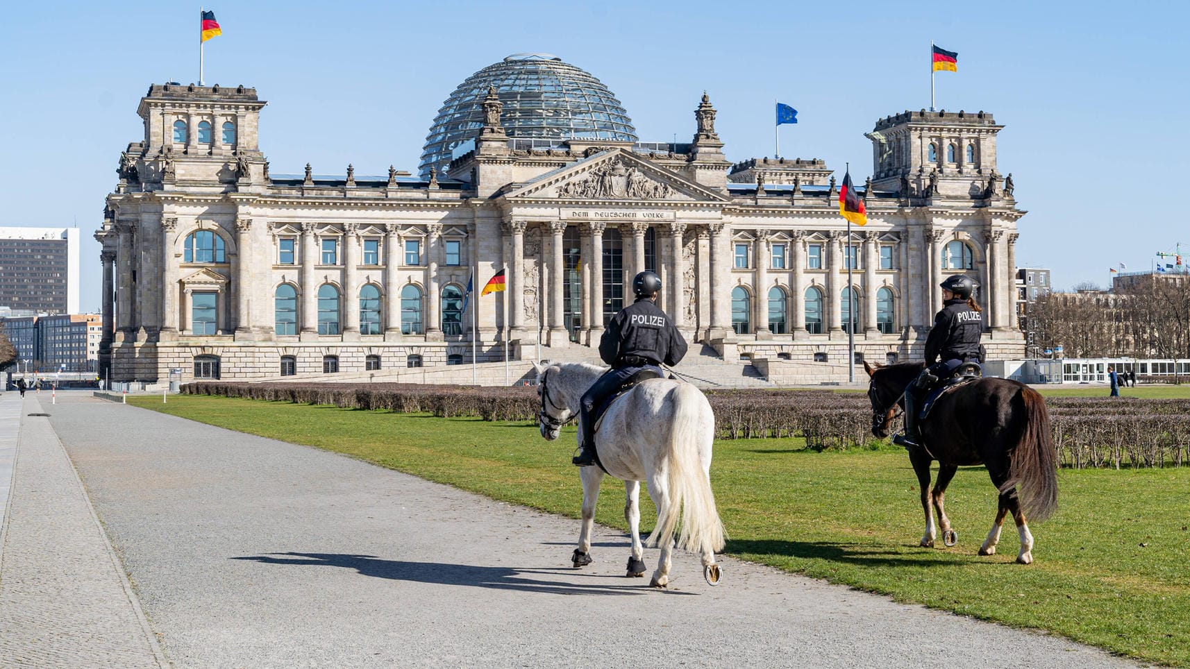 Reiterstaffel auf Patrouille vor dem Reichstag: In Berlin darf man noch joggen, aber nicht mehr im Park in der Sonne sitzen.