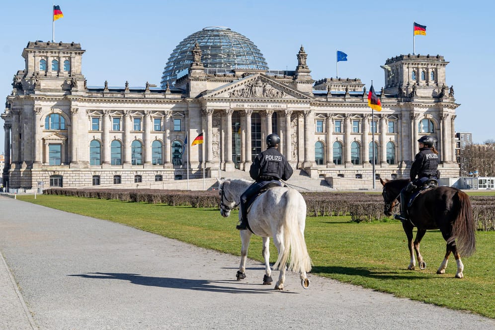 Reiterstaffel auf Patrouille vor dem Reichstag: In Berlin darf man noch joggen, aber nicht mehr im Park in der Sonne sitzen.